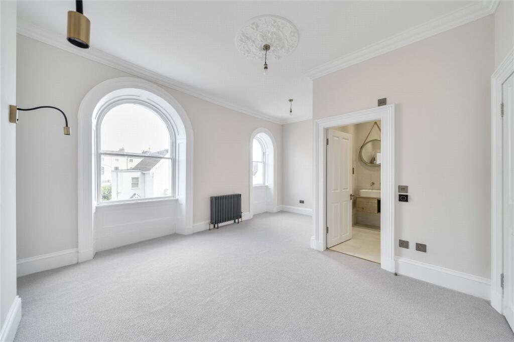 Wellington Park, Clifton, BS8 - More