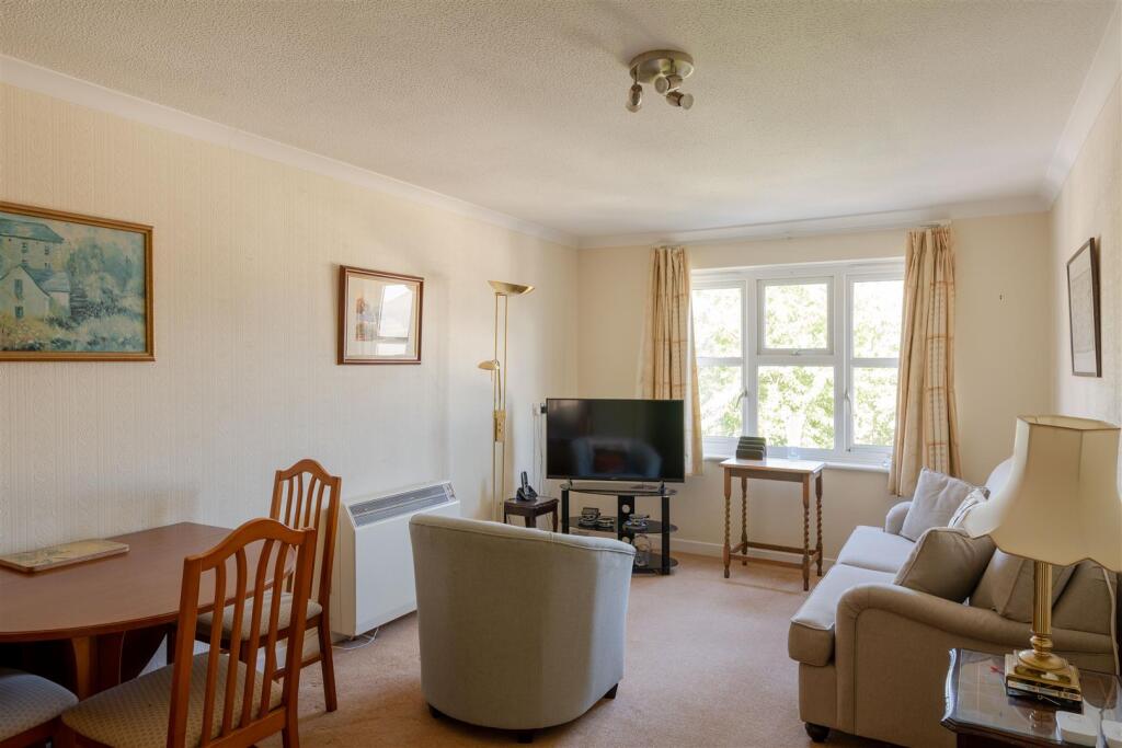 Westleigh Court, Nightingale Lane, Wanstead photo 2
