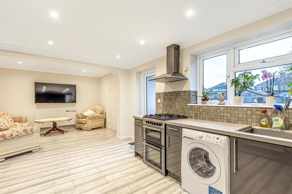 Cranford Drive, Hayes, Middlesex, UB3 4LB photo 4