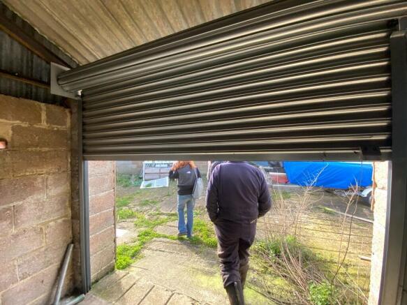 Roller shutter door