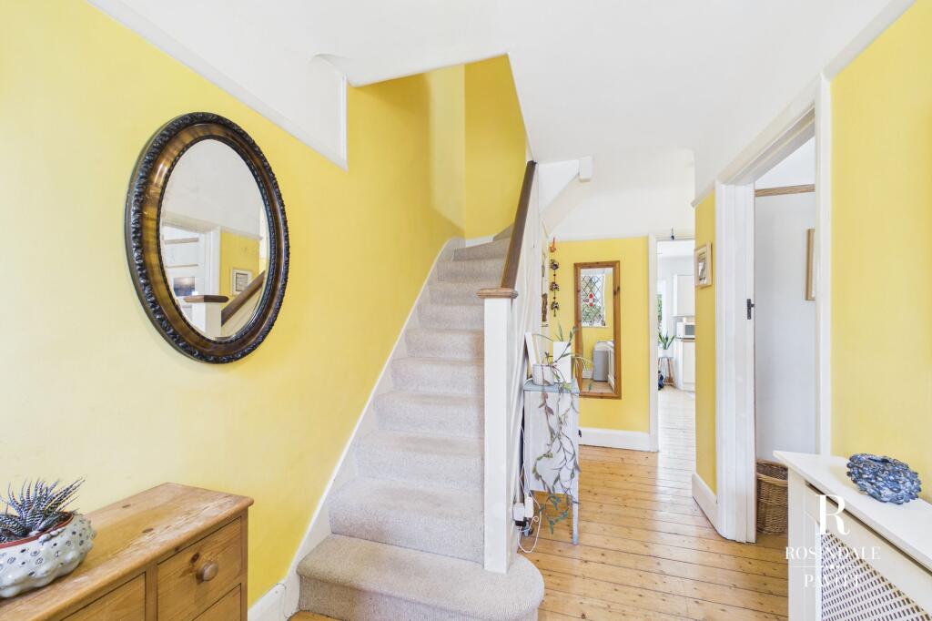 House in Sutton - View 5