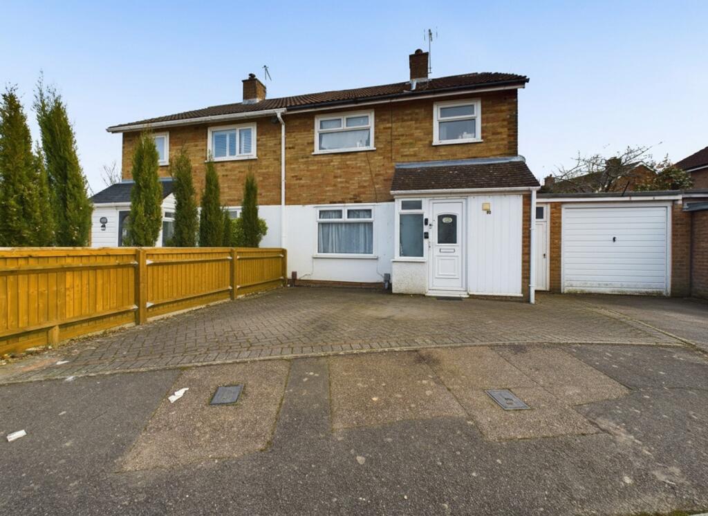 Main image of property: Double Room In Warmark Road, Hemel Hempstead, Hertfordshire, HP1 3PZ
