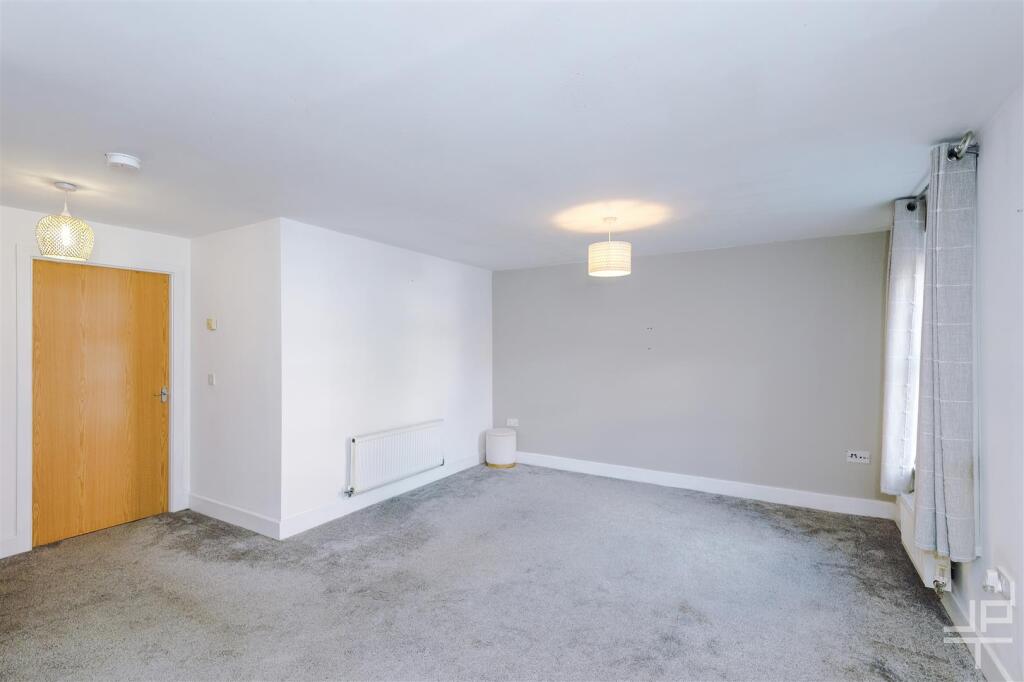 Apartment in Wigan, Westleigh - View 4