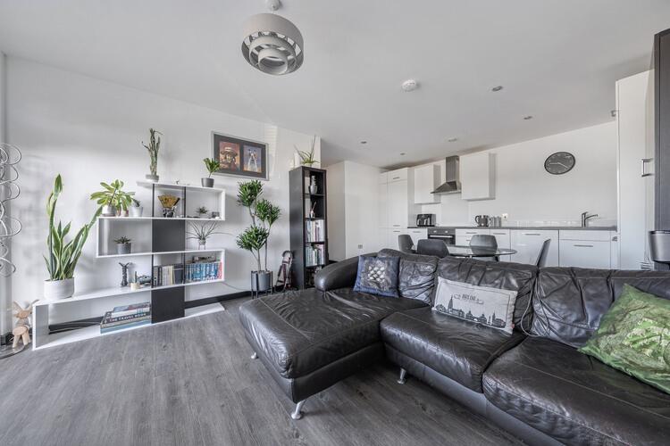 Russell Square, Horley, Surrey, RH6 photo 3
