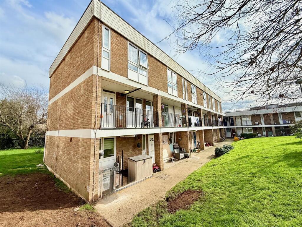 2-bed house on Retingham Way, London, £335,000