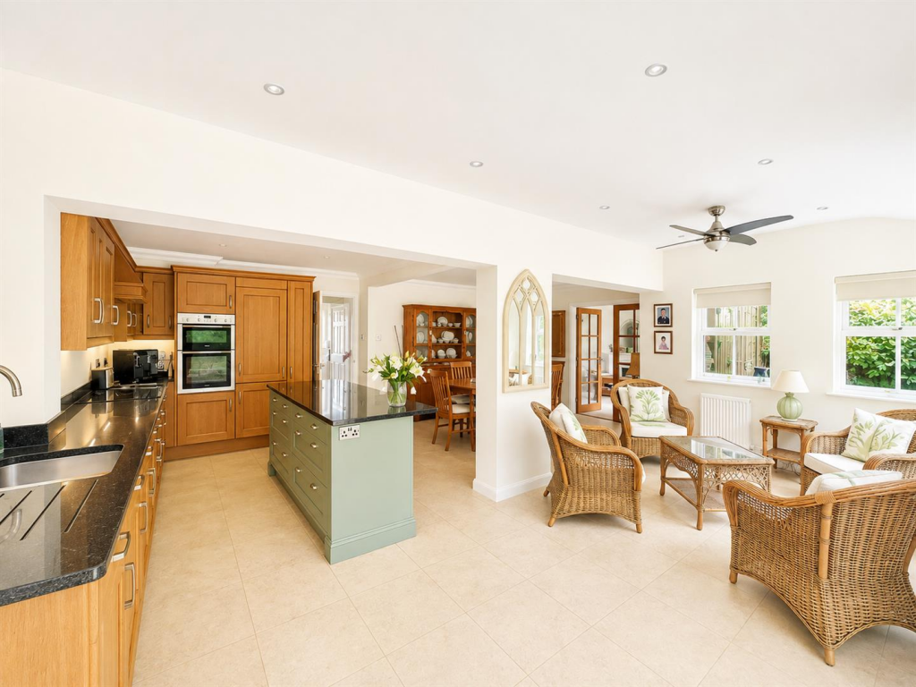 House in Sutton - View 5