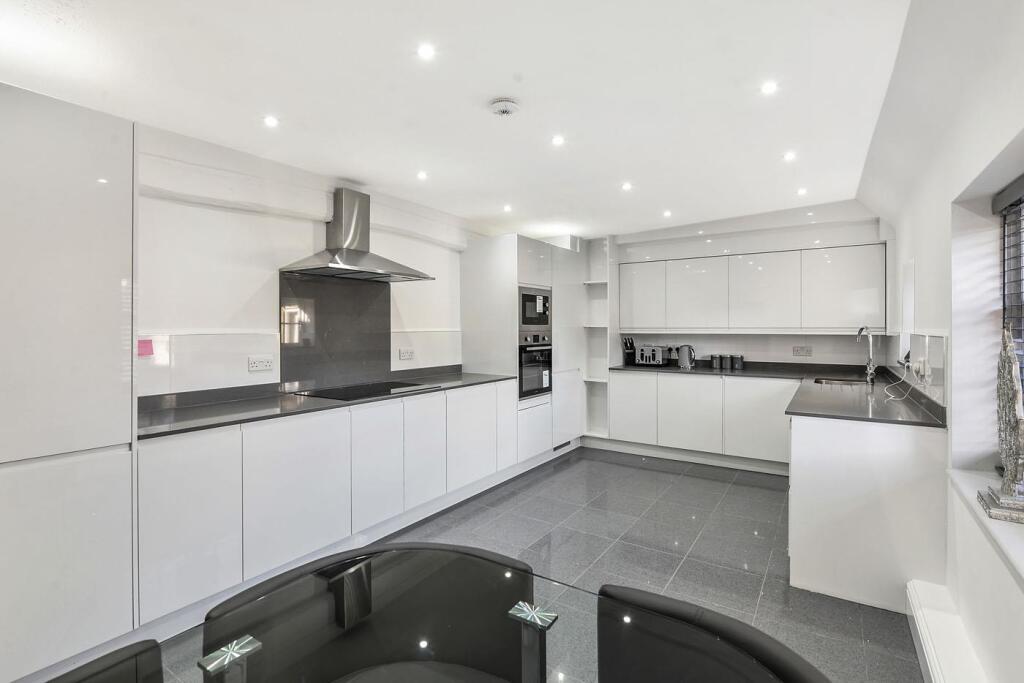 Main image of property: High Street, West Malling, ME19 6NA