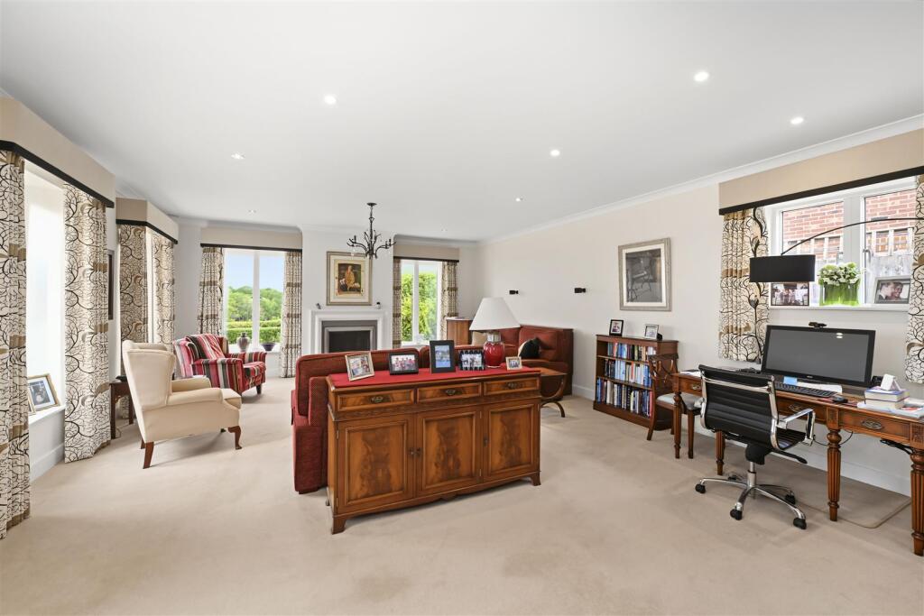 Oakwood Drive, Harpenden photo 5