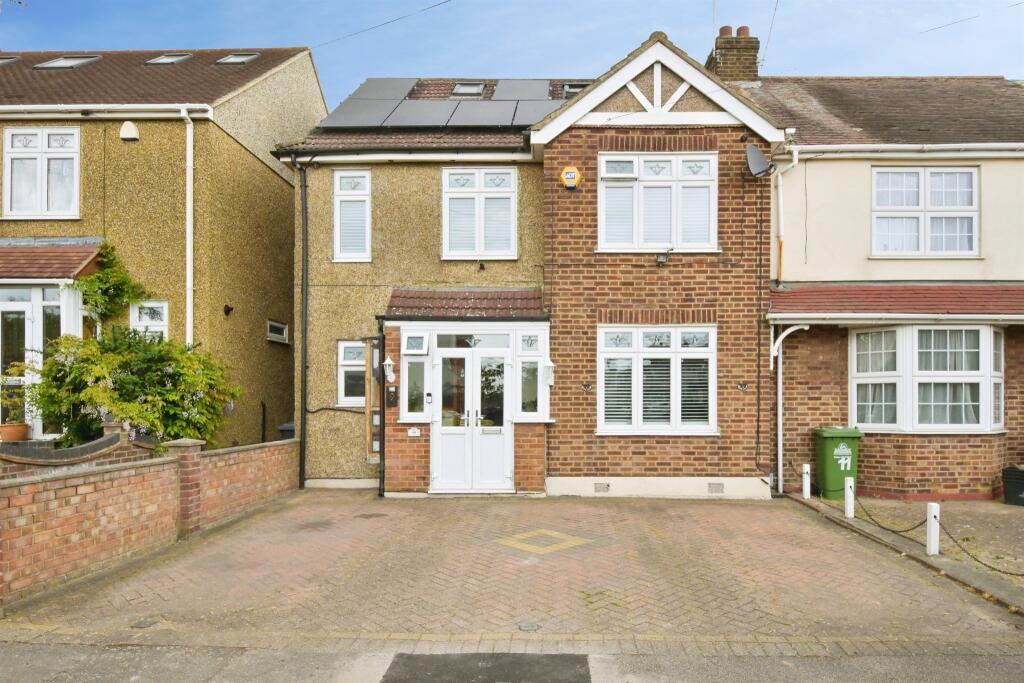 5 bedroom end of terrace house for sale in Hillview Gardens