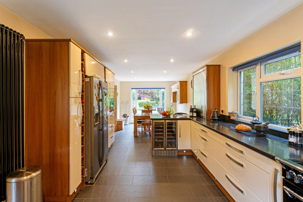 Hale House Lane, Churt, Farnham, GU10 - View 4