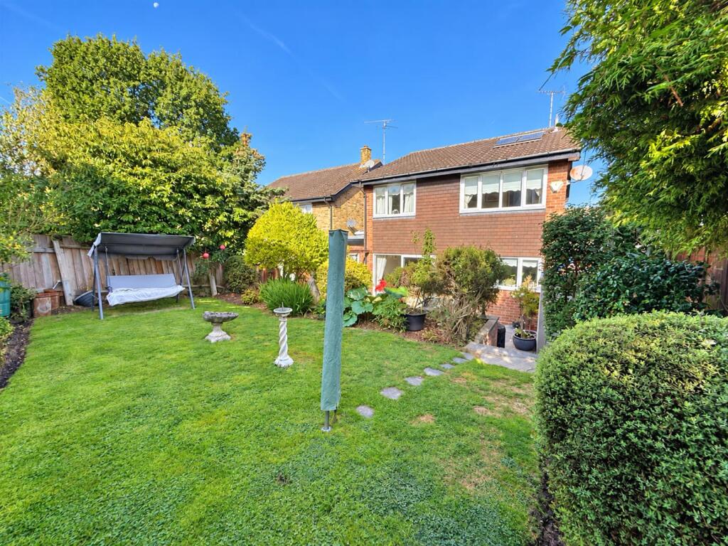 House in Brentwood, Hutton Mount - View 2