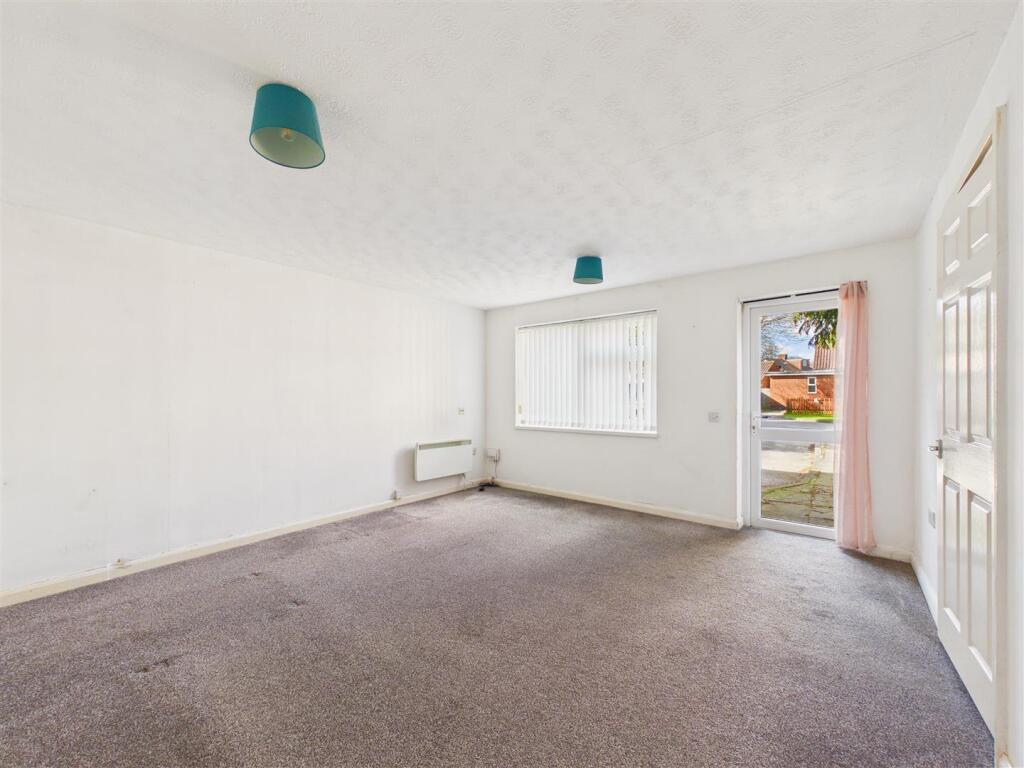 St. Lukes Court, Willerby, Hull photo 3