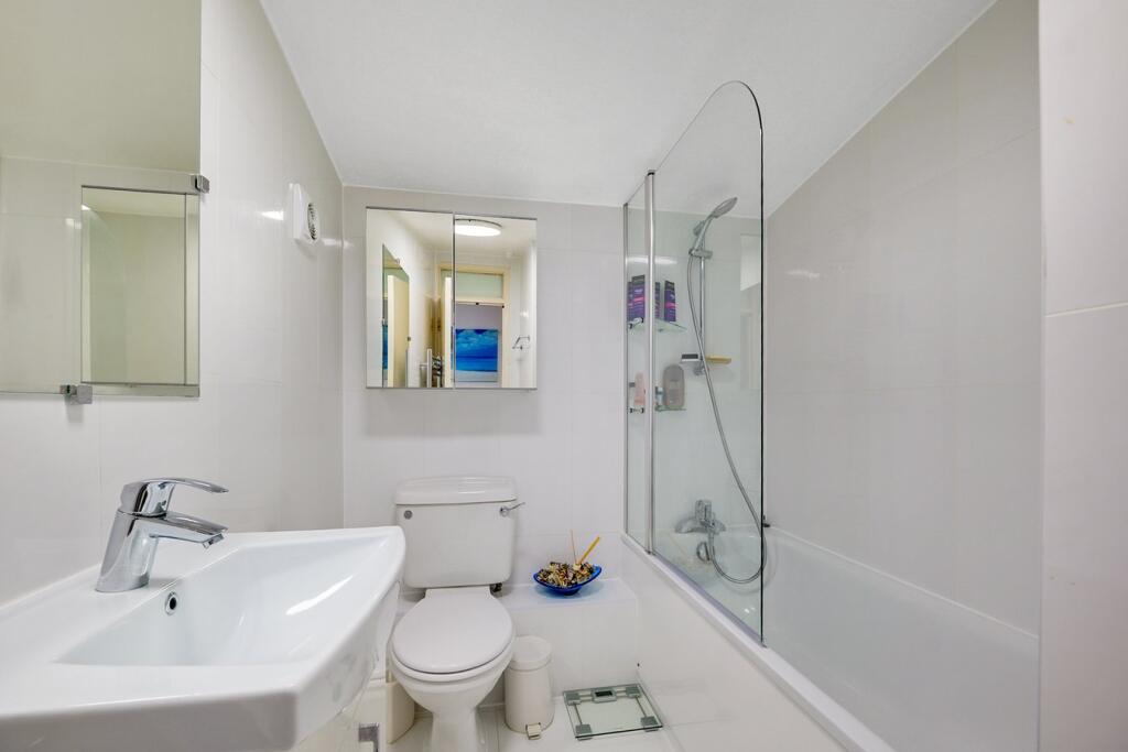 Hardie Close, London, NW10 photo 5