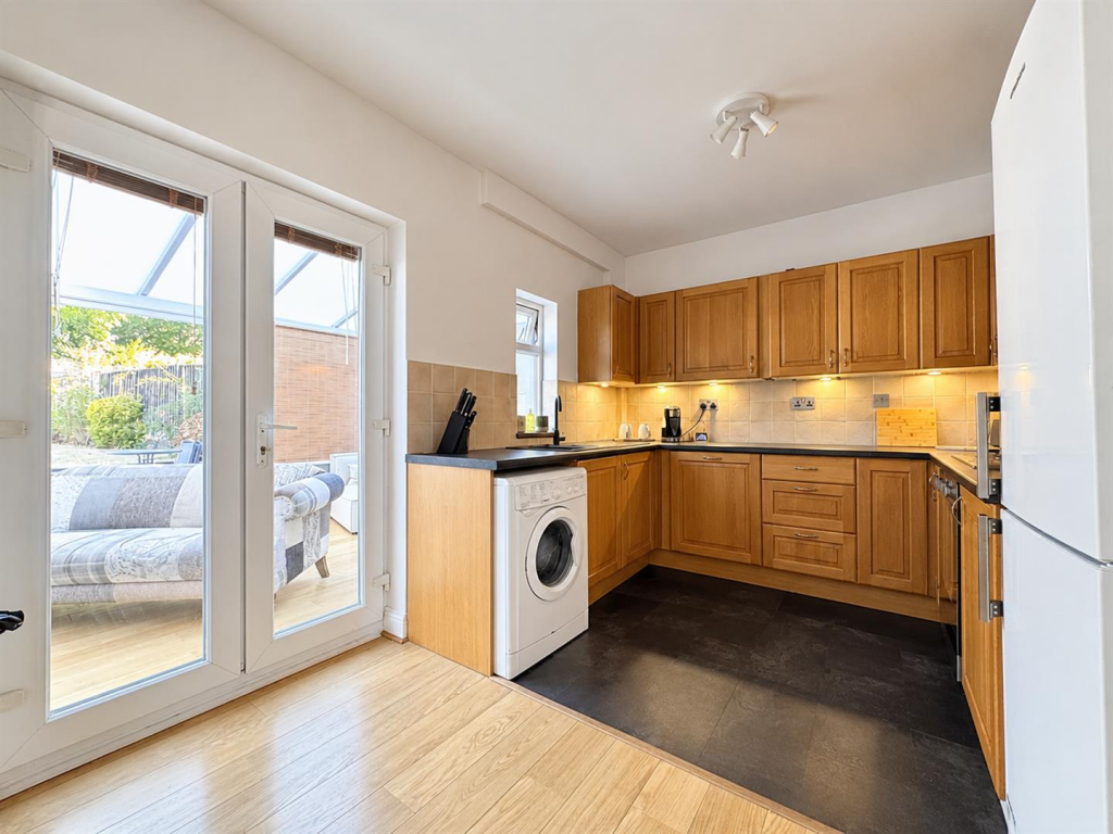 House in Whetstone - More