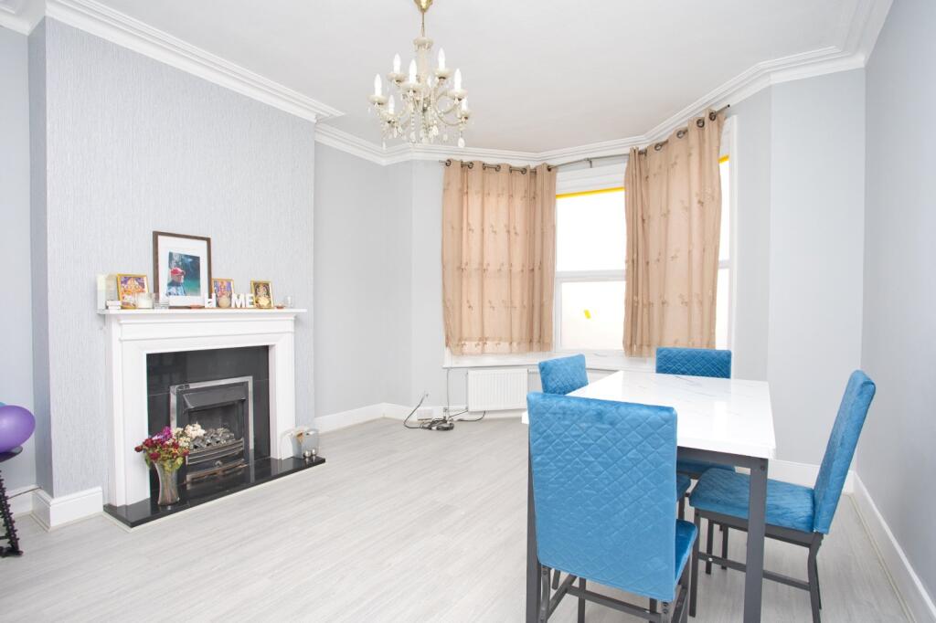 House in Folkestone, Morehall - More