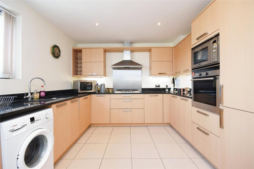 Apartment in Southend-on-Sea - More