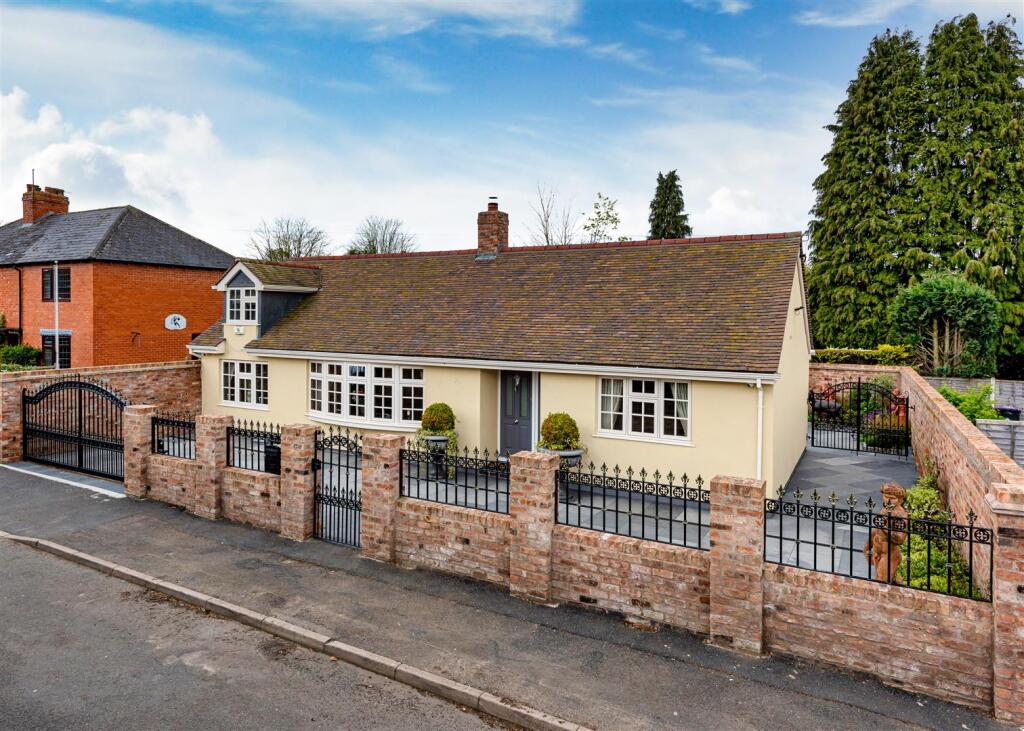 Main image of property: 4 Mayfield Road, Albrighton, WV7 3JY