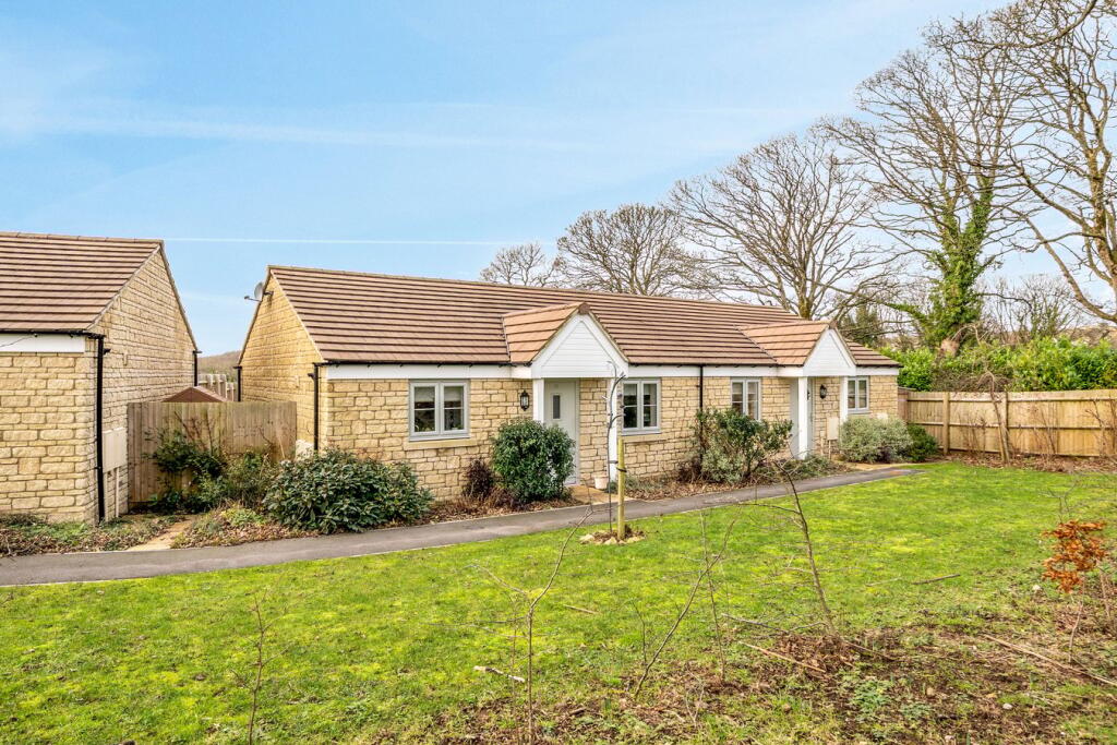 2-bed bungalow on Sycamore Grove, Chalford Hill, Stroud, GL6, £310,000