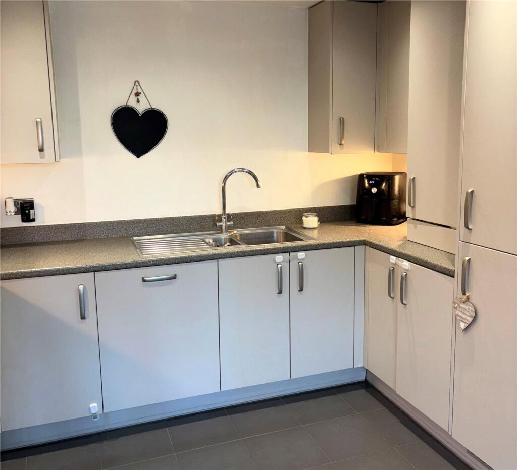Apartment in Newbury, West Berkshire - View 4