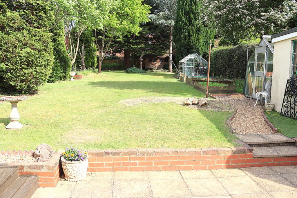 Hazel Avenue, FARNBOROUGH, GU14 photo 2
