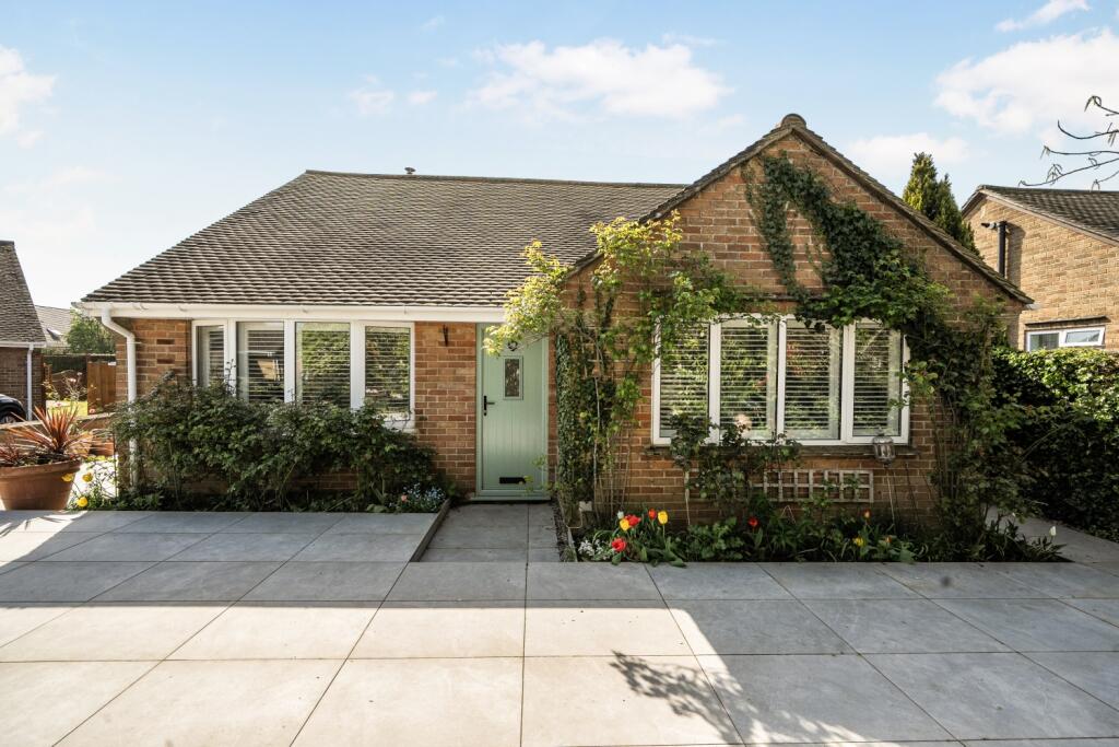 Main image of property: Squires Close, Brize Norton, Carterton, Oxfordshire, OX18