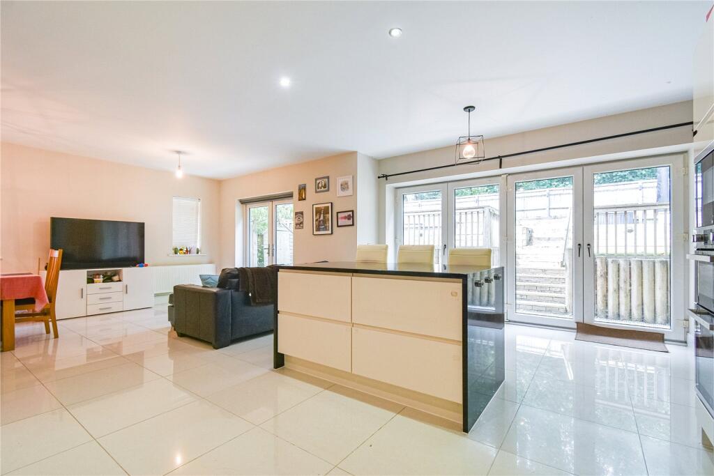5-bed detached on Paddock End, Woolton Hill, Newbury, Hampshire, RG20, £750,000