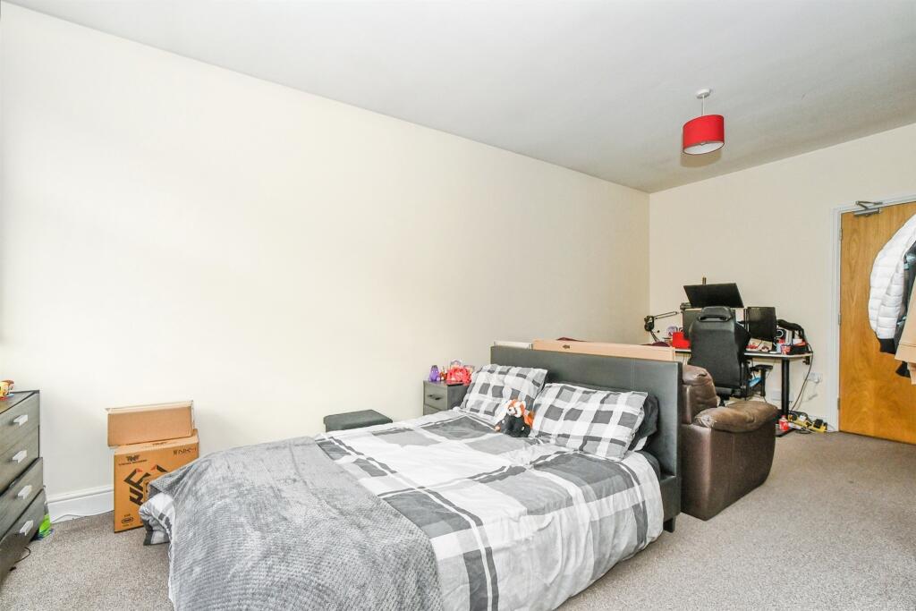 Apartment in Swindon, South Swindon - More