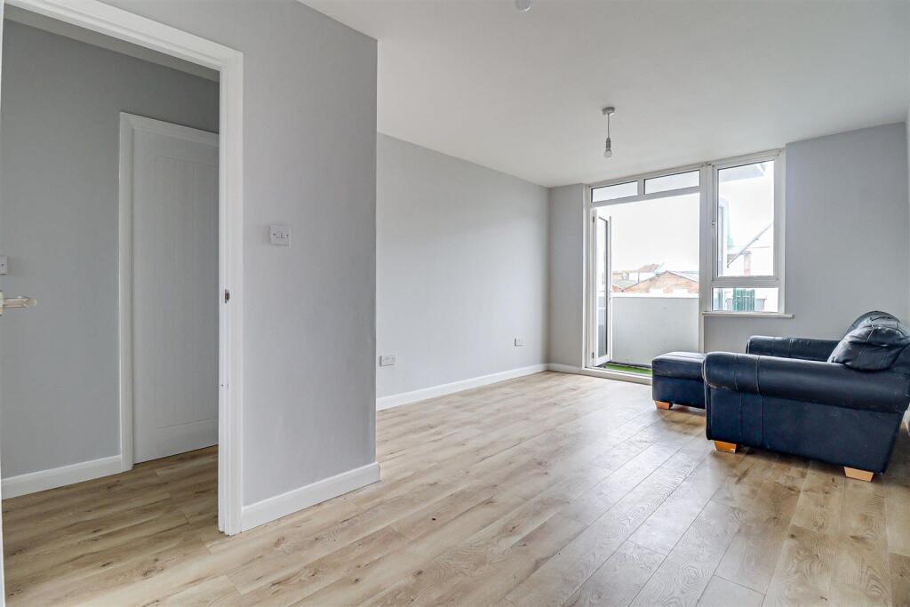 Apartment in Southend-on-Sea, Essex - View 4