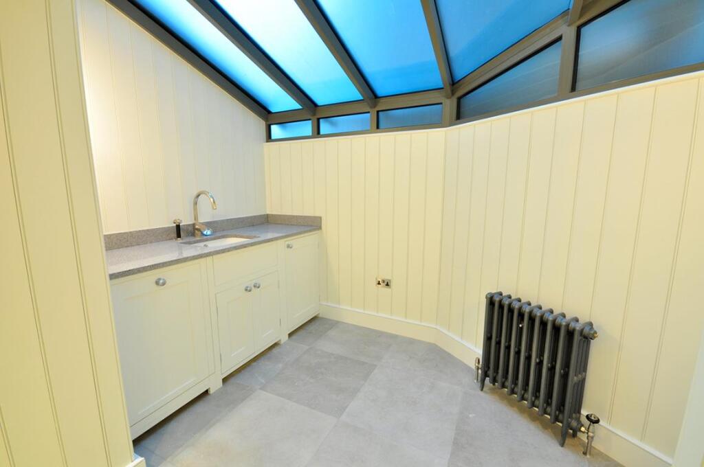 3 bedroom end of terrace house for rent
