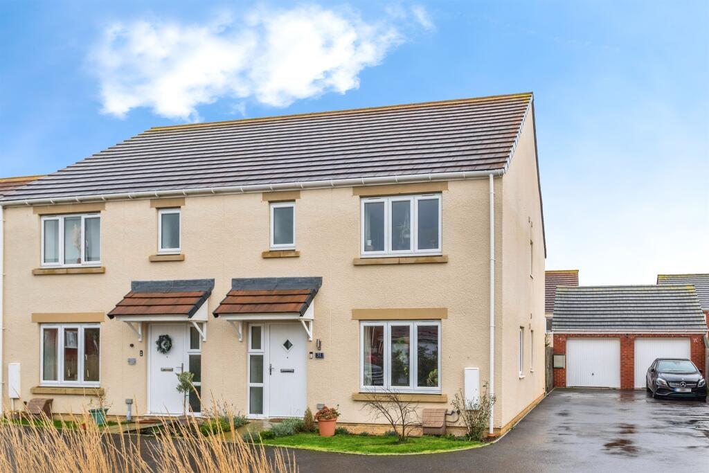 3-bed semi-detached on Spitfire Drive, Witney, £210,000