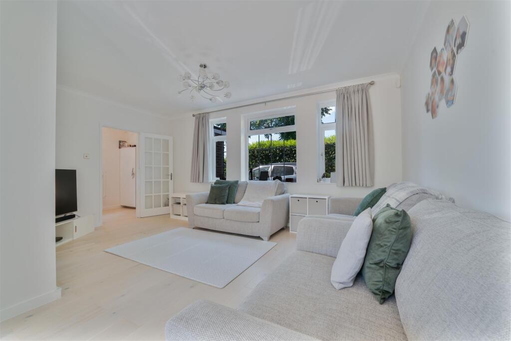 Reddington Drive, Slough photo 3