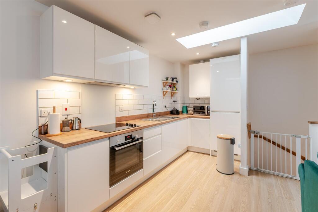 Beautifully presented coach house, ideally situated in Yatton's North End on Eaton Park photo 5