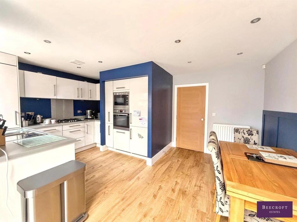 House in Barnsley, Hemingfield - More