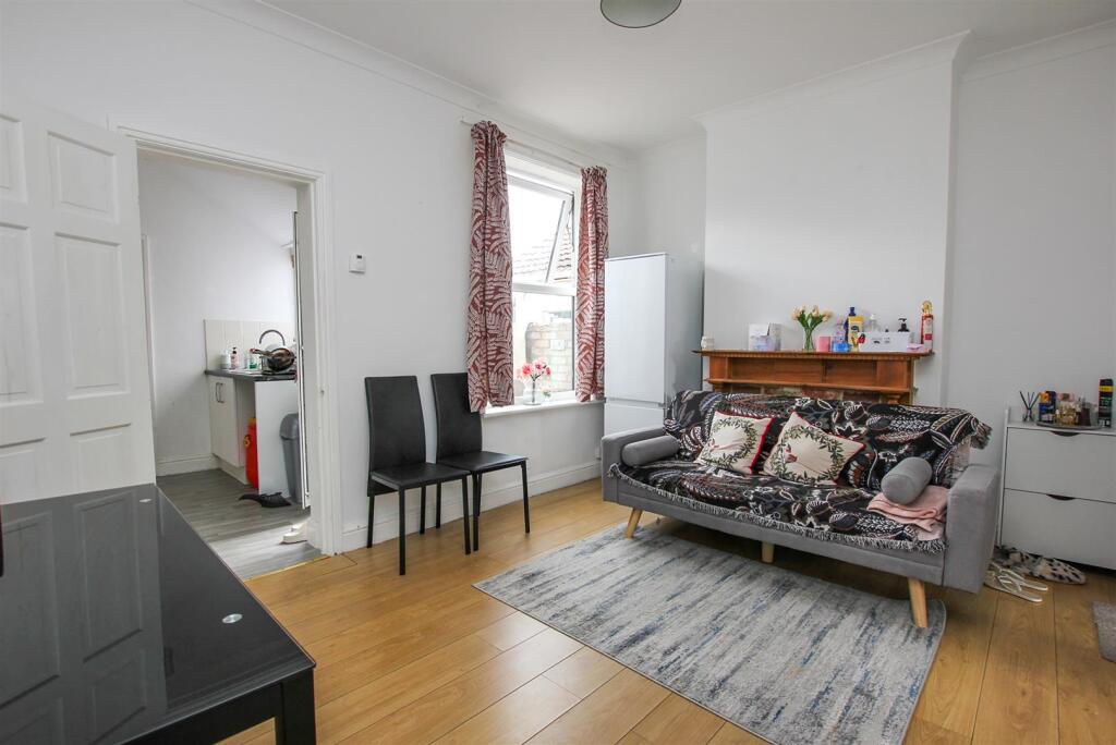 Apartment in Kettering, Avondale - View 4