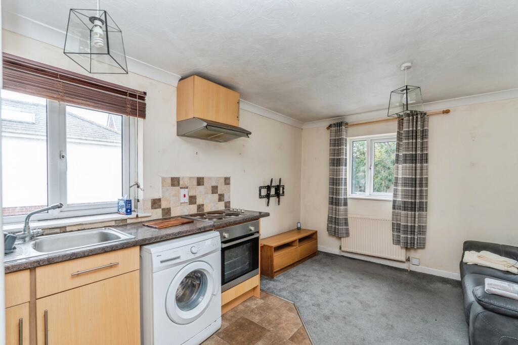 Rumbridge Street, Totton, Southampton, Hampshire, SO40 photo 4