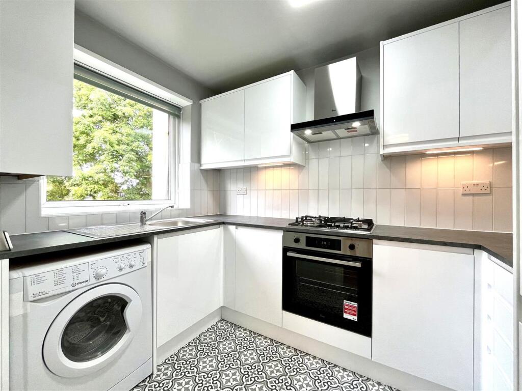 Apartment in Trafford, Brooklands - View 3