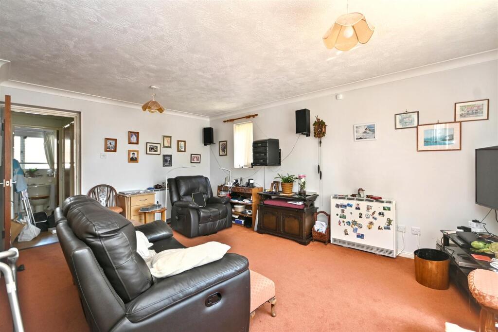 Apartment in Eastbourne, East Sussex - More