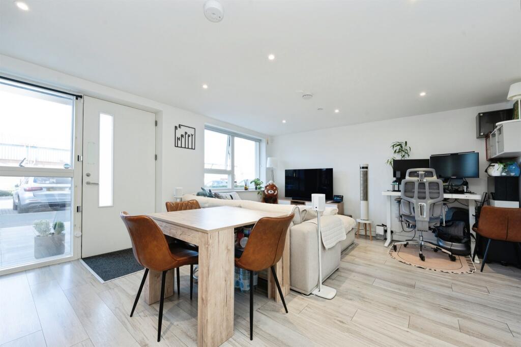 Apartment in Watford, Hertfordshire - View 3