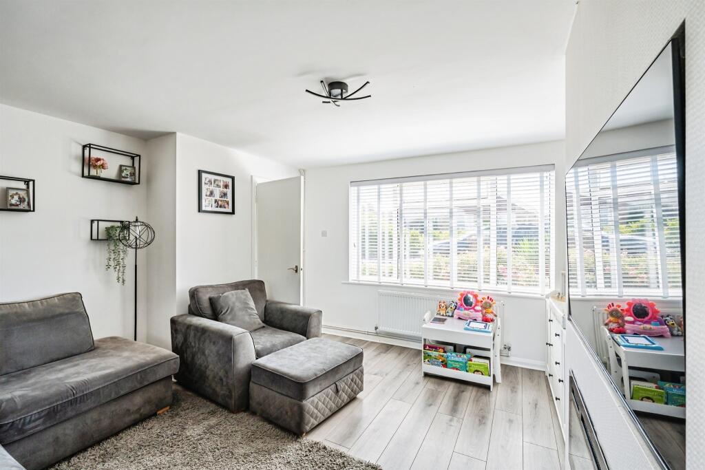 Gainsborough Crescent, Eastbourne photo 5