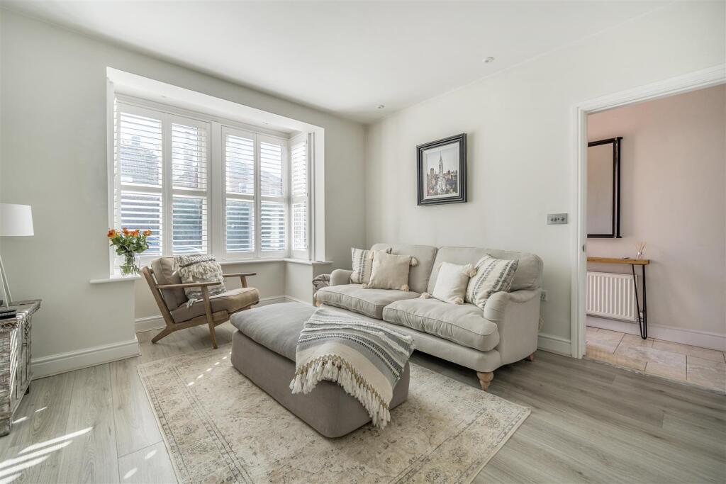 Pinehill Road, Crowthorne, Berkshire, RG45 7JE photo 4