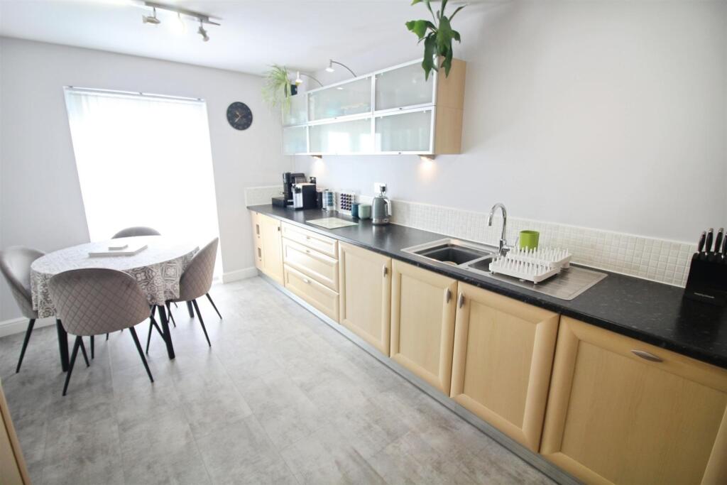 House in Leeds, Robin Hood - More