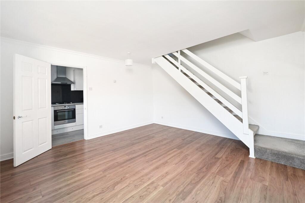 House in Hart, Moulsham Green, Yateley - View 4