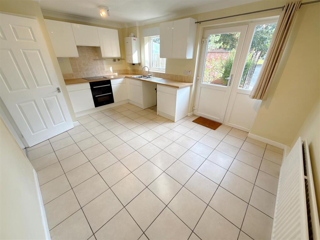 Vallet Avenue, Alcester photo 2