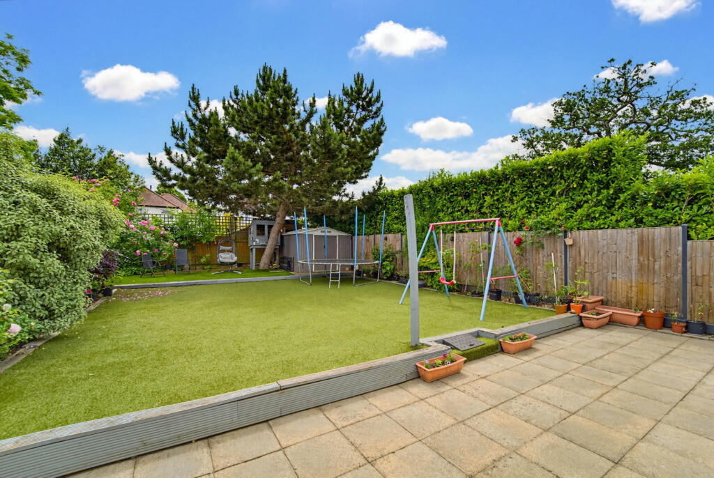 Woodlands Avenue, West Byfleet, KT14 - More