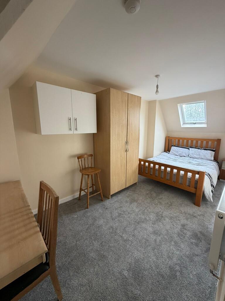 Additional image 4 of 2 Rooms Available In Woeley Castle Square, B29 5QL