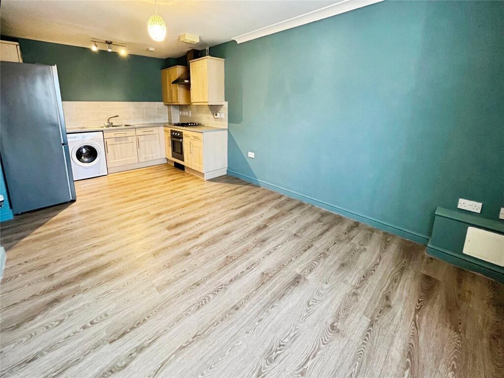 Apartment in Swindon, St. Andrews - View 3