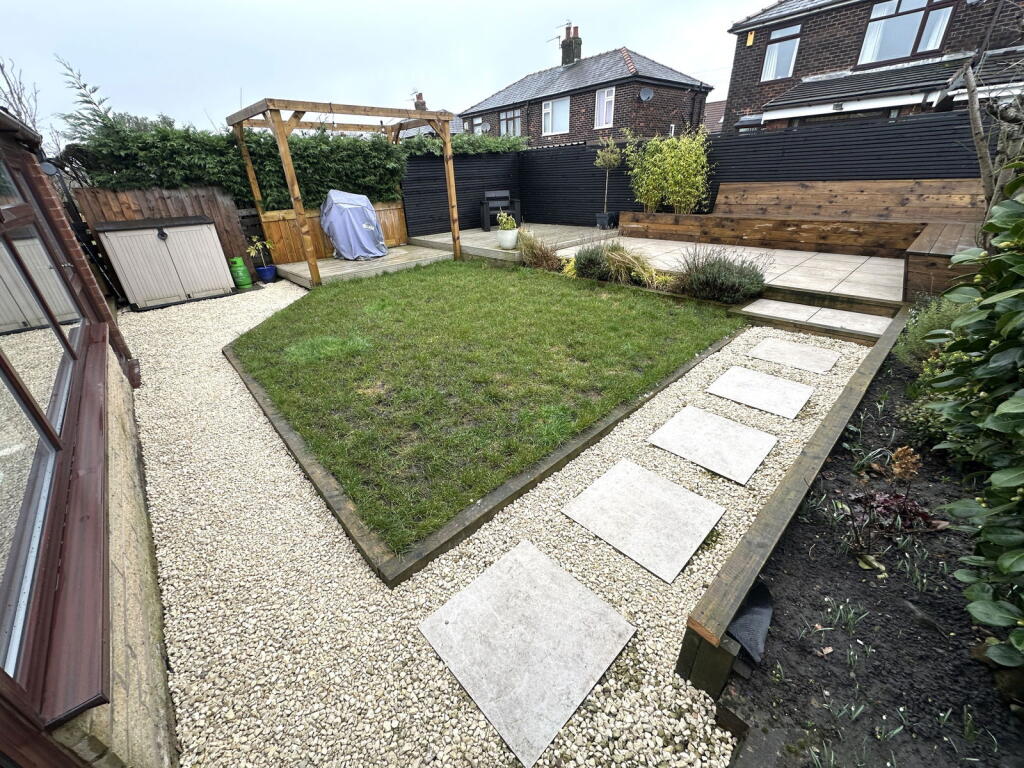 25 Clifton Crescent, Royton photo 3