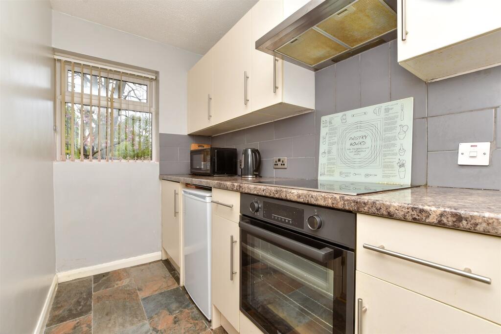 1-bed flat on Dale Road, Purley, Surrey, £120,000
