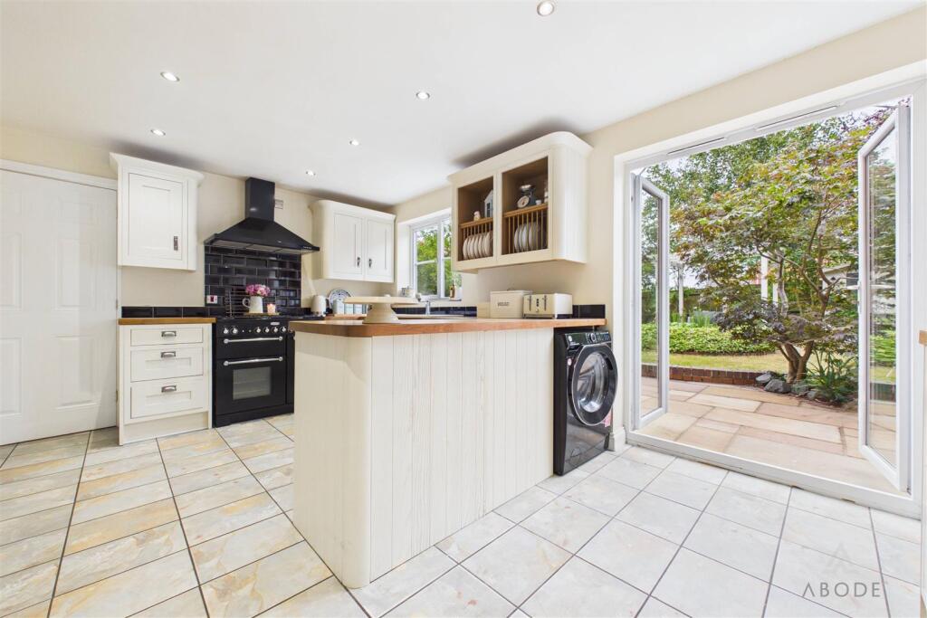 Windsor Close, Rugeley, Staffordshire photo 3