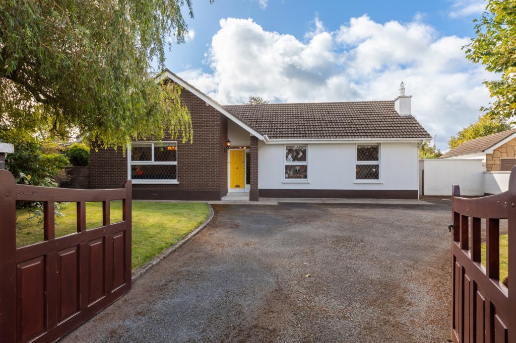 Main image of property: 18 Knocklyon Heights, Knocklyon, Dublin 16, D16 X0A9